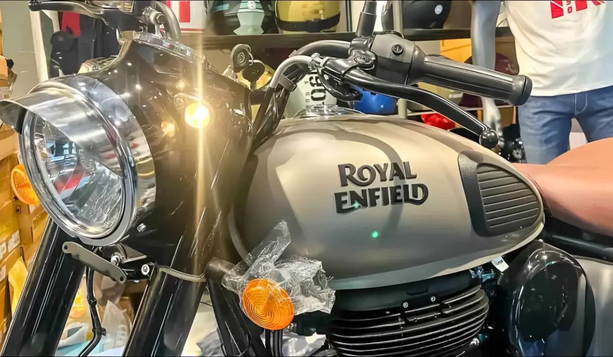 Royal Enfield Classic 350 2025 side view showing retro design and chrome tank